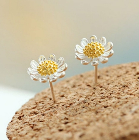 925 Sterling Silver Tiny Daisy Flower Earrings - Picture 3 of 5